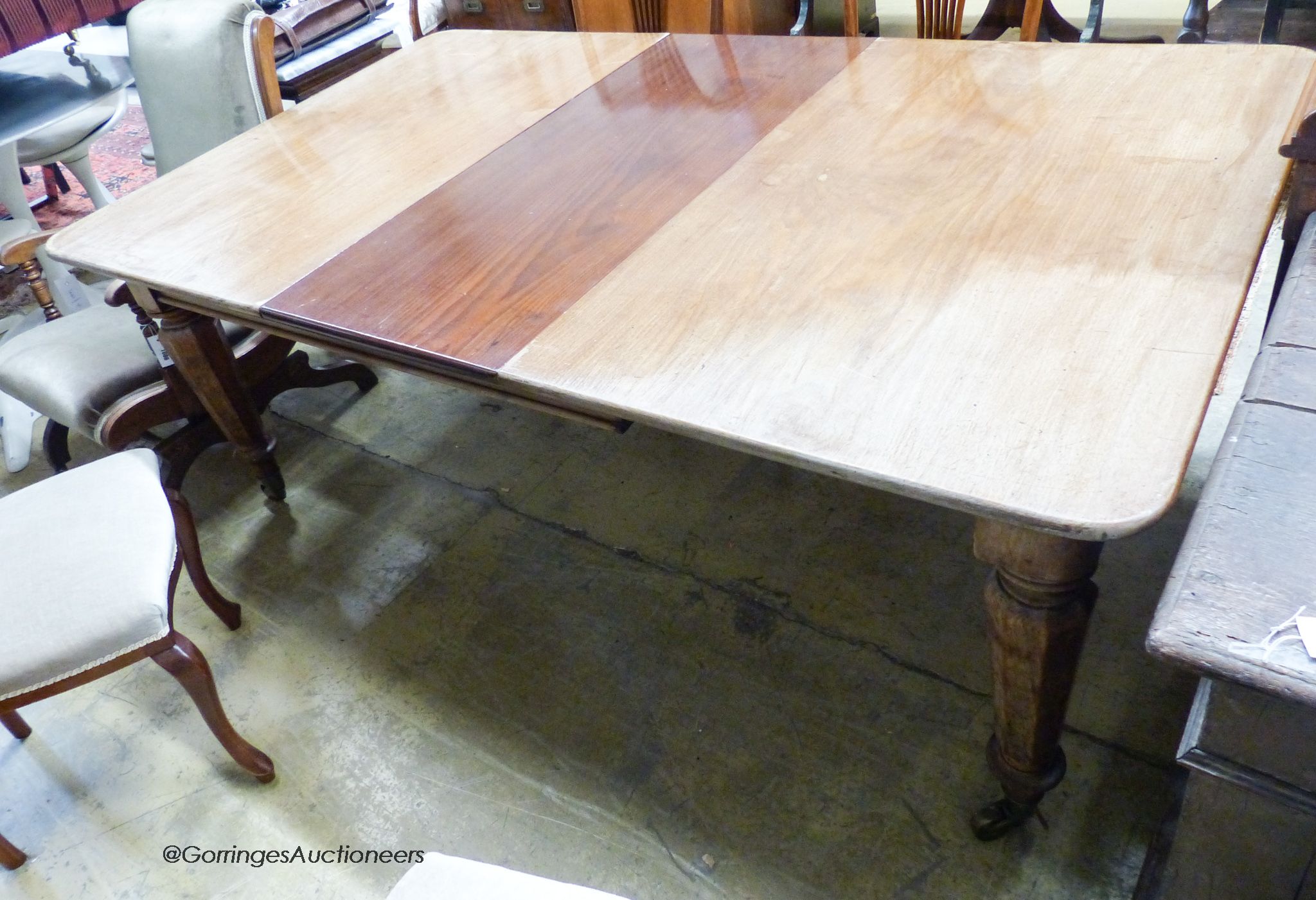 A mid Victorian mahogany extending dining table, 184cm extended with one spare leaf, width 109cm, height 71cm